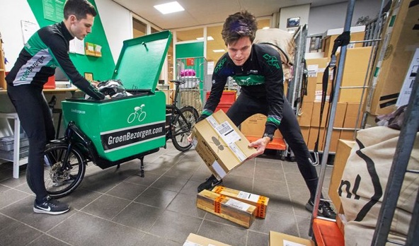 Fietsende pakket&shy;bezorgers nu ook in Oss op de pedalen