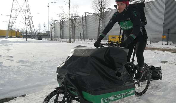 Door weer en wind: Udense 'Groen&shy;bezorgers' trappen ondanks sneeuw fanatiek door